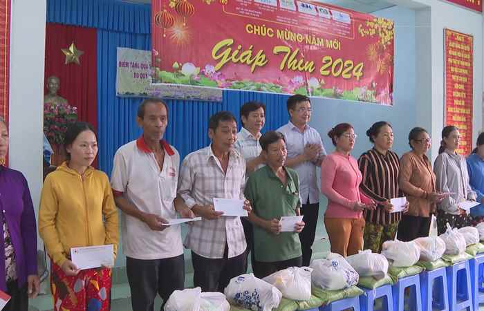 Sóc Trăng: MTTQ Việt Nam chăm lo Tết cho người nghèo (08-02-2024)
